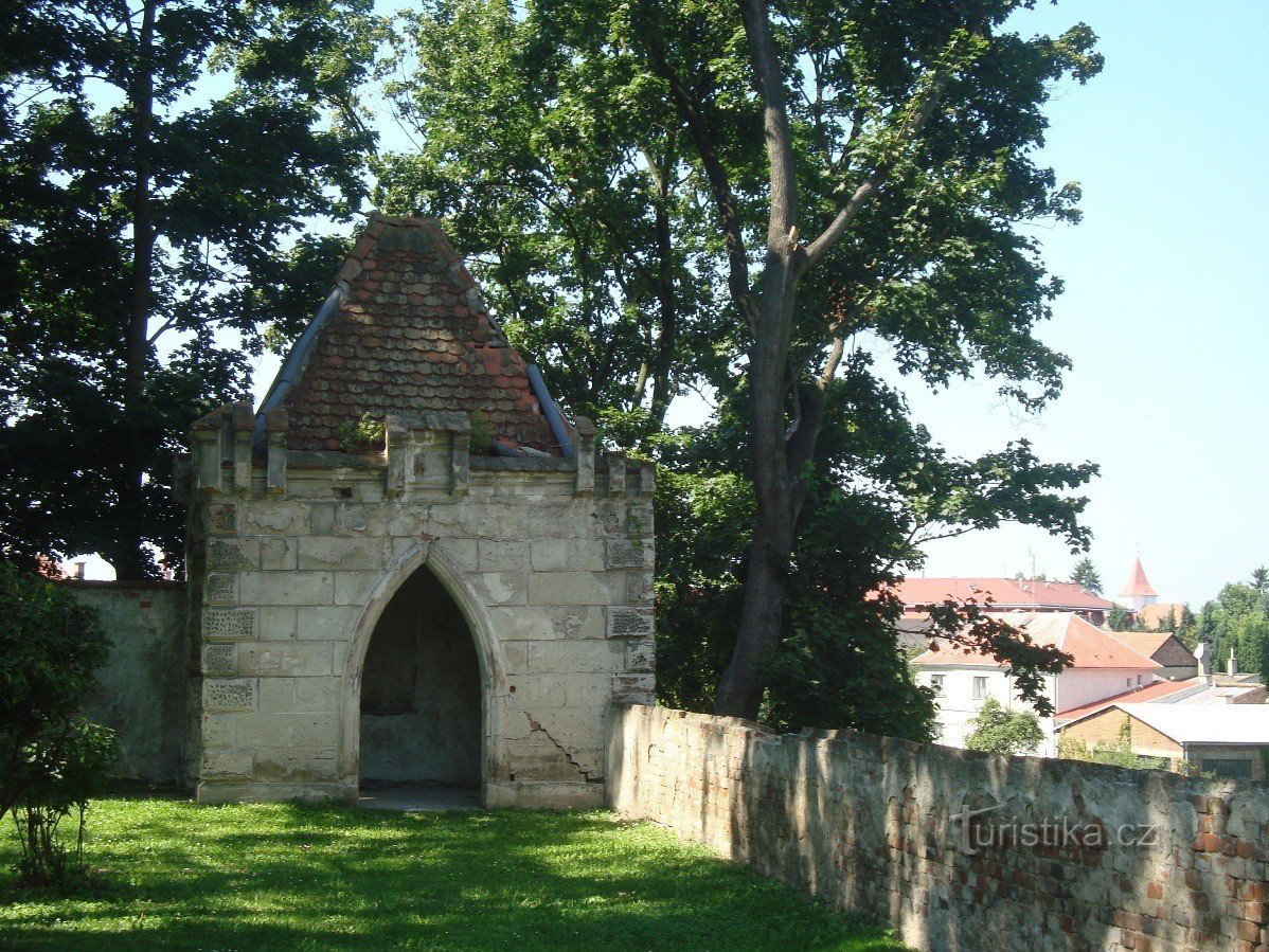 Tovačov-grad-bastijon pred gradom-Foto: Ulrych Mir.