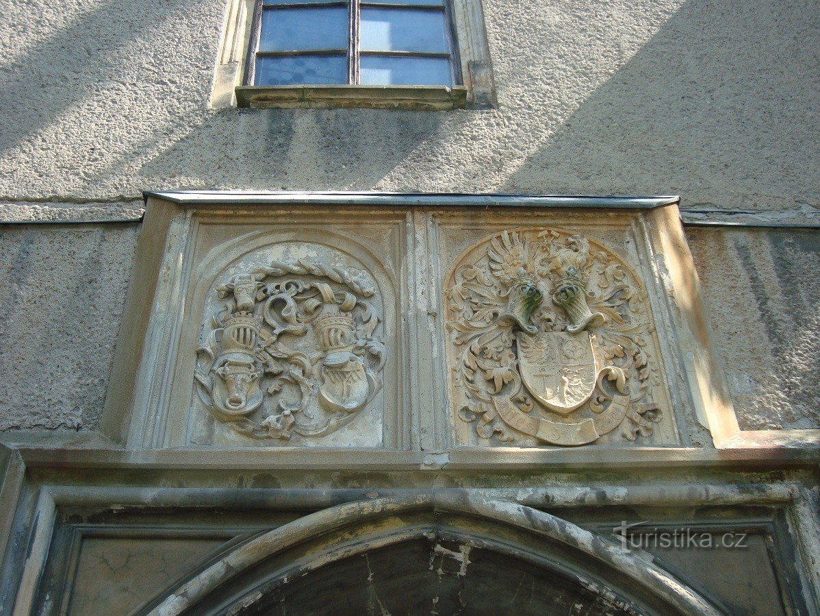 Tovačov-kaštel-grb iznad ulaznog portala u predkaštel-Foto: Ulrych Mir.