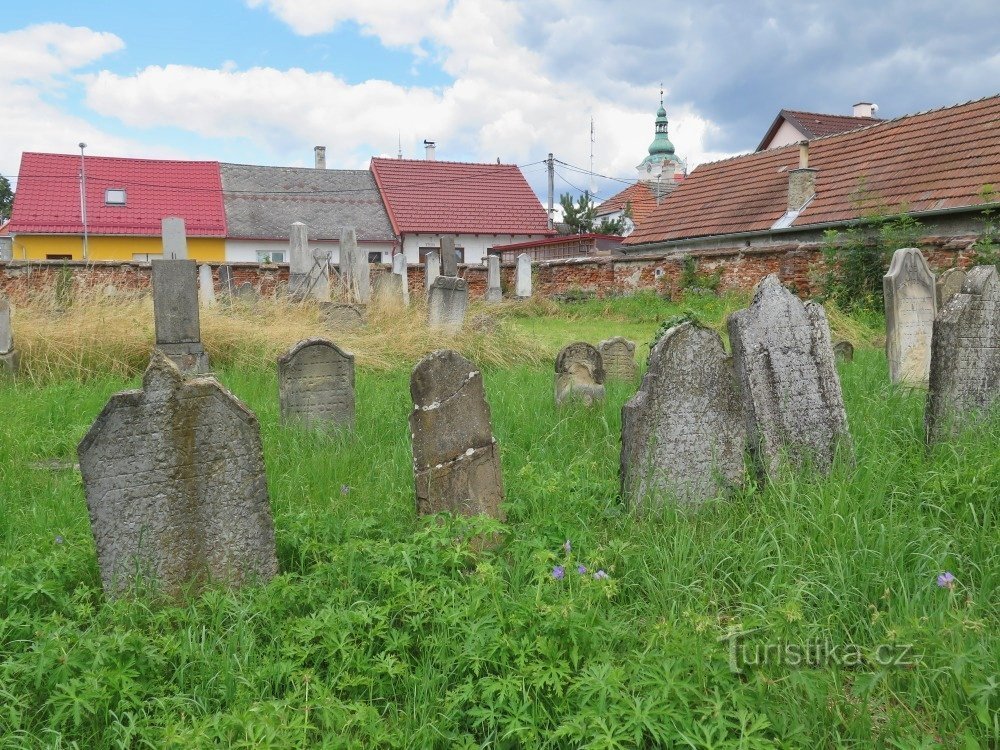 Tovačov – juutalainen hautausmaa, jossa on juhlasali