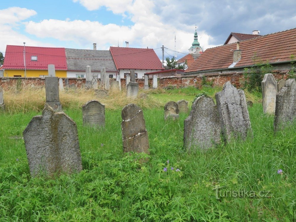 Tovačov - cementerio judío con salón ceremonial