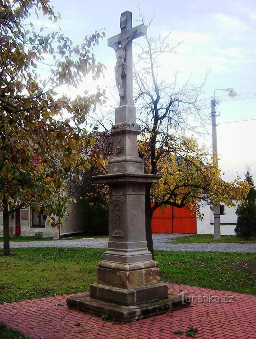 Toveř-cruz de 1862 en el pueblo, frente a la capilla-Foto: Ulrych Mir.
