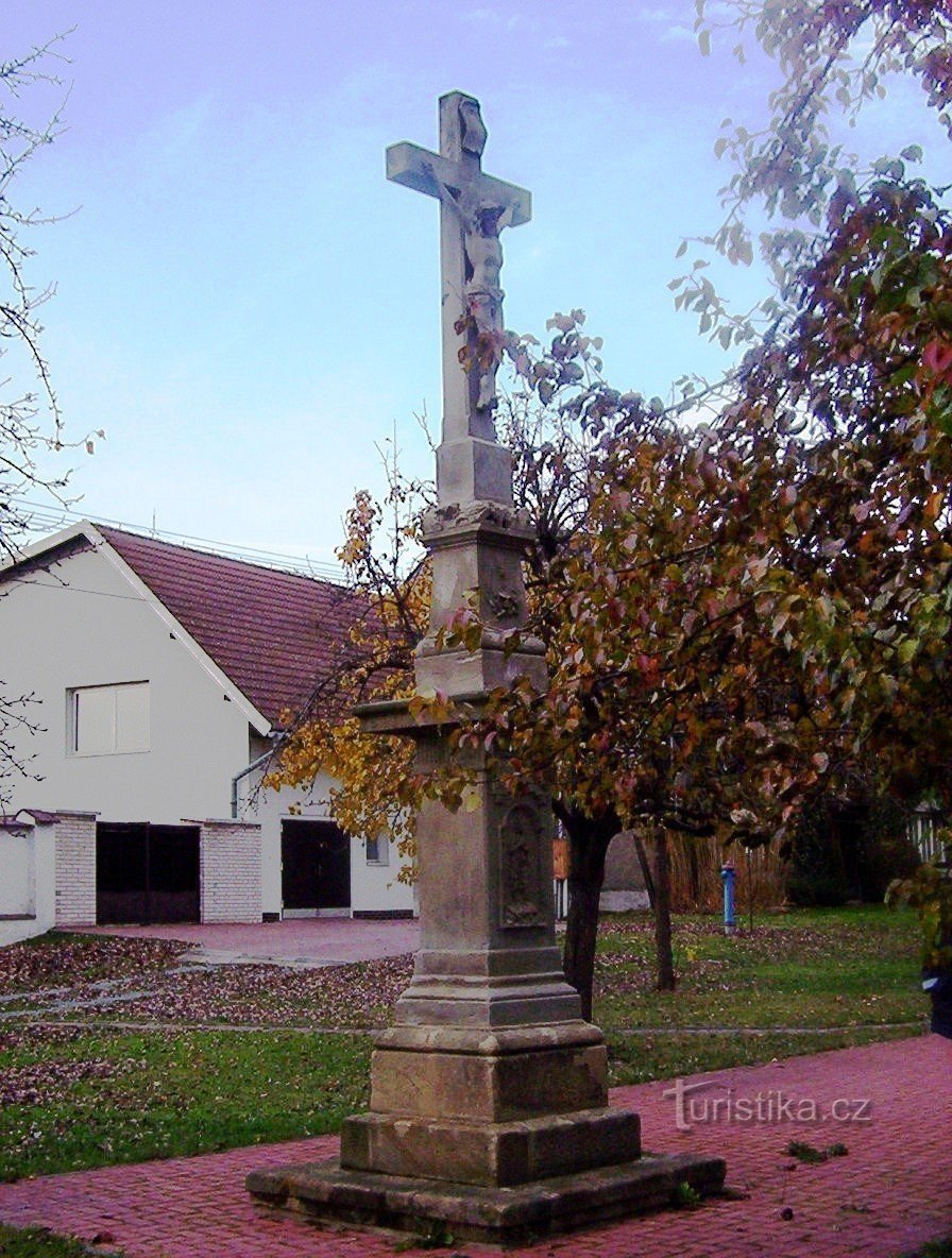 Crucea Toveř din 1862 în satul din fața capelei-Foto: Ulrych Mir.