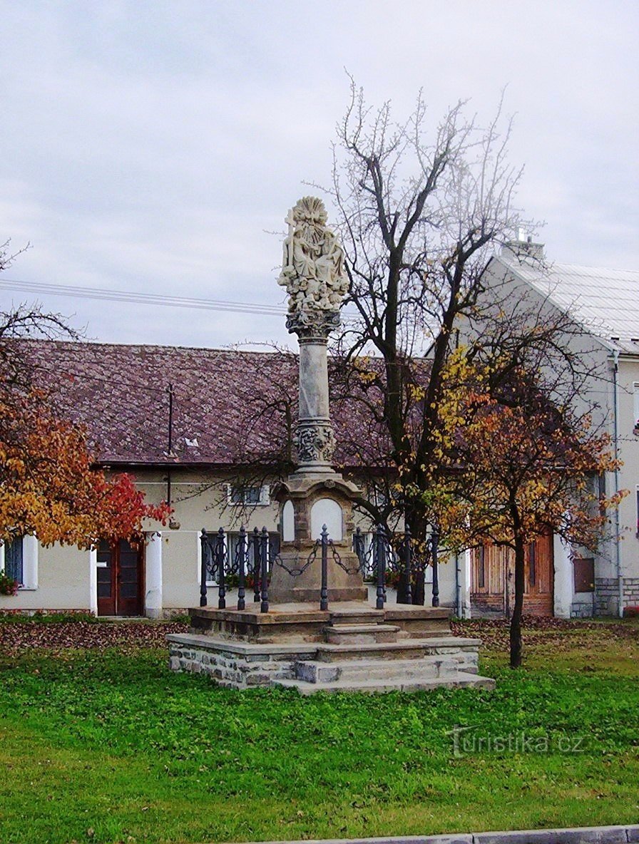 Toveř - staatsmonument Heilige Drievuldigheidszuil uit 1880 - Foto: Ulrych Mir.