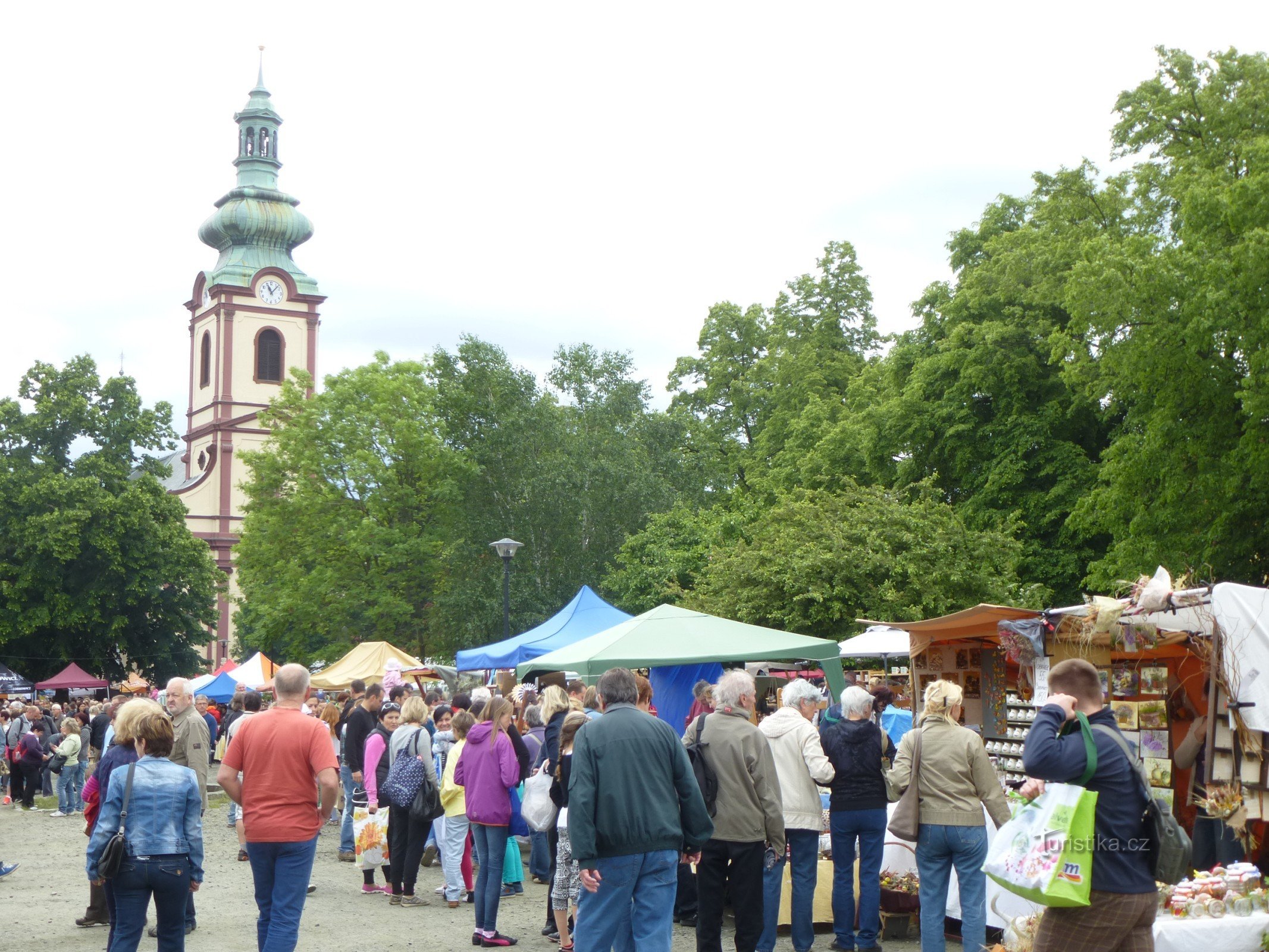 Traditionele keramiekdag - Náměstí Smiřické, op de achtergrond de kerk van St. Beschermengelen