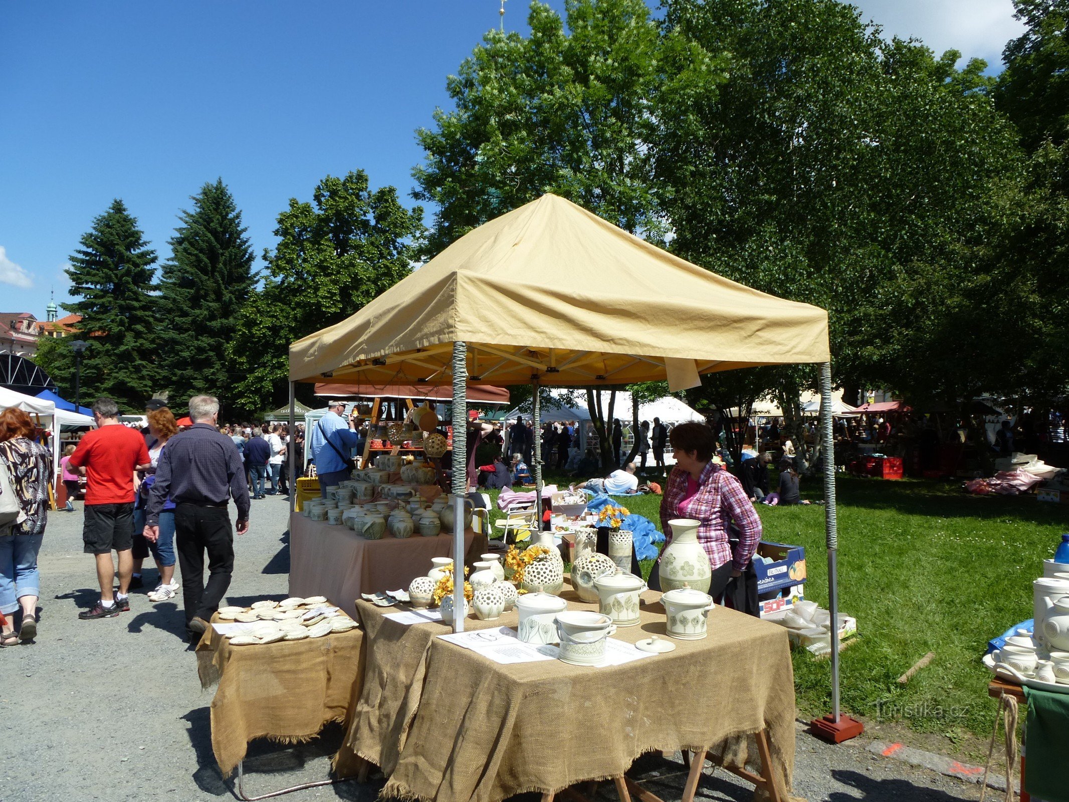 Kostelec nad Černý lesy 的传统陶瓷日