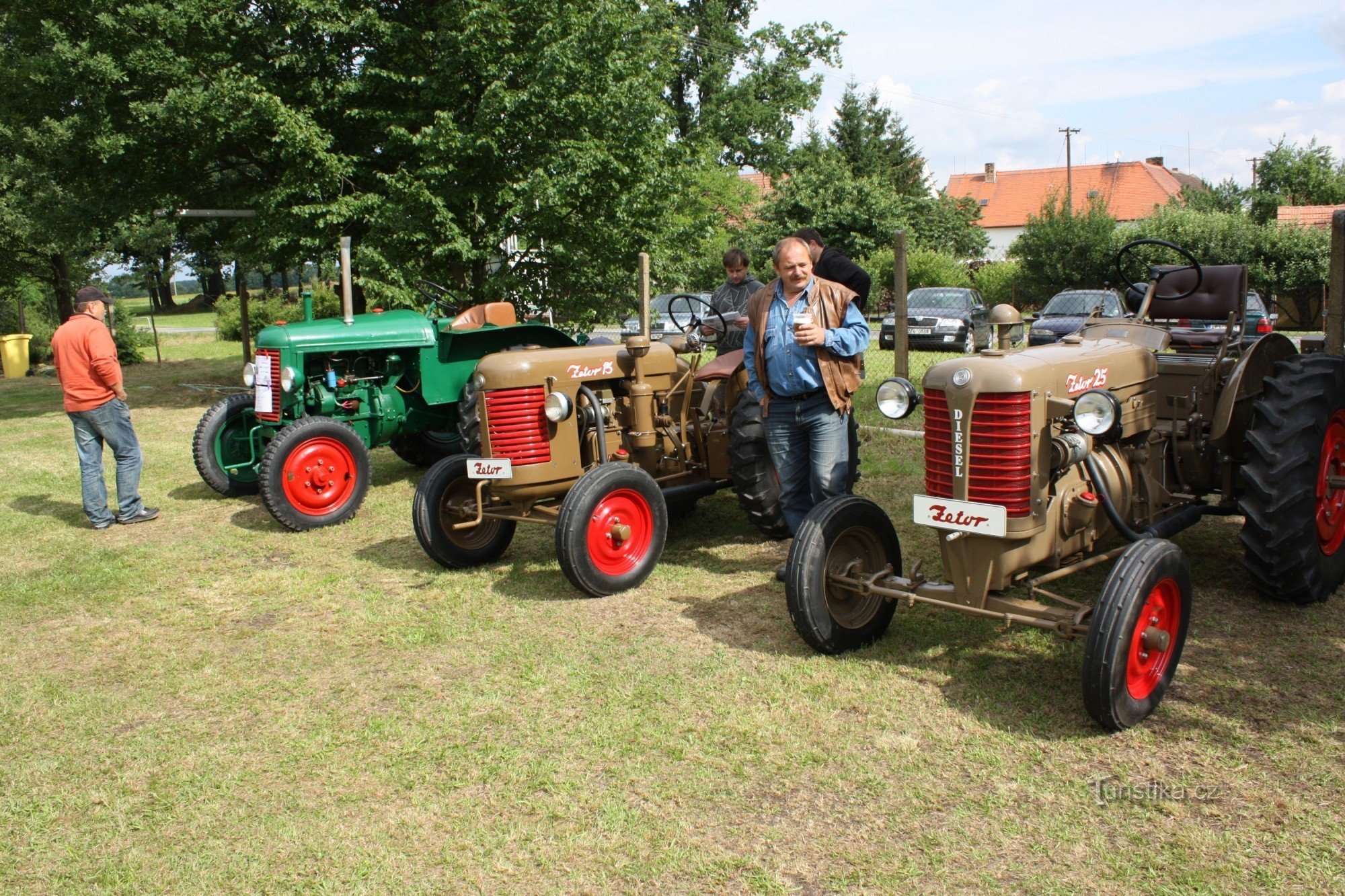 De tractoren van de heer Václav Brožek tijdens de bijeenkomst in Němčice in het dorp Němčice bij Netolic