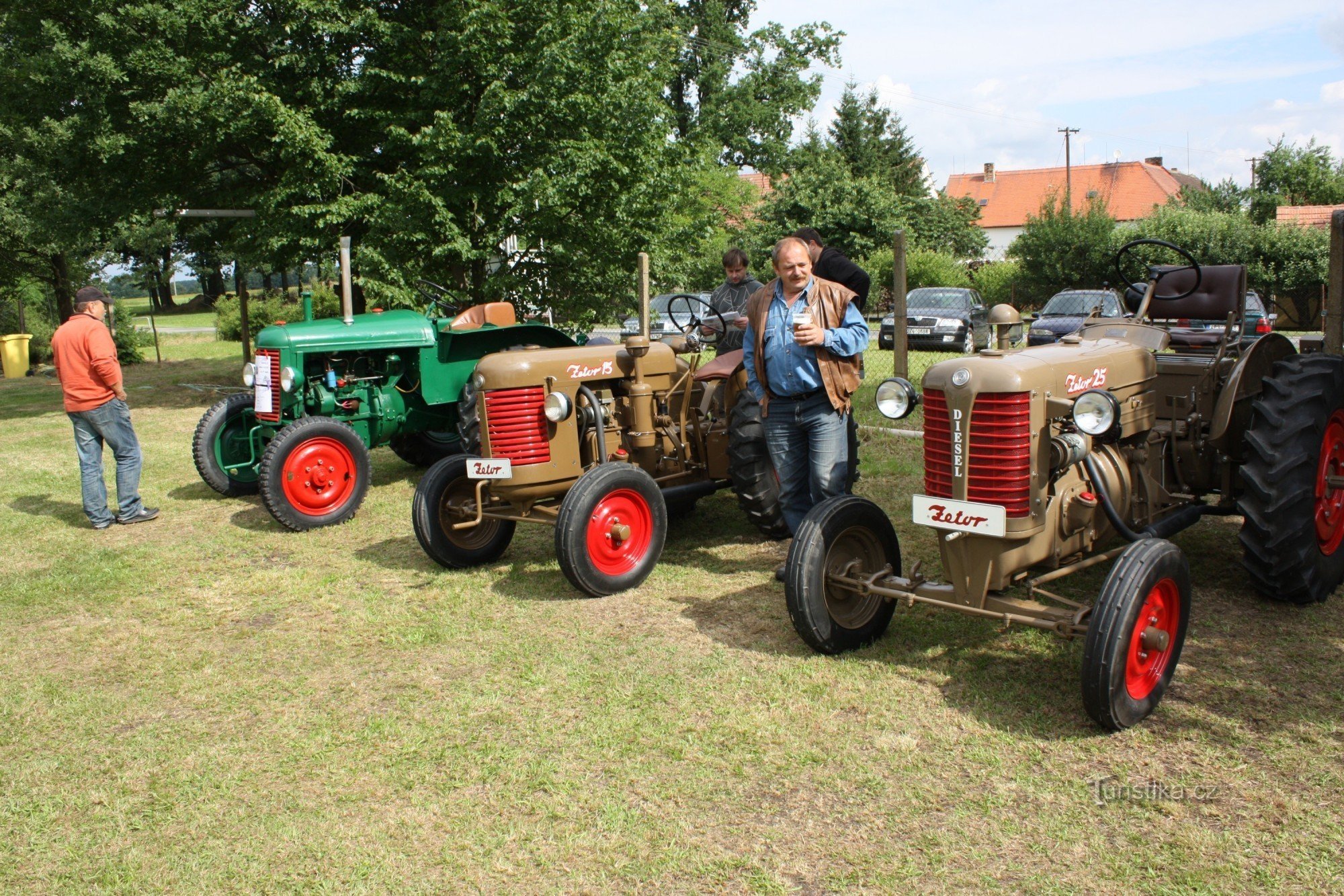 Les tracteurs de M. Václav Brožek à la réunion de Němčice dans le village de Němčice près de Netolic