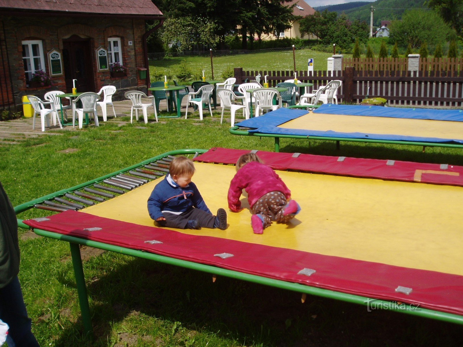 I trampolini non attraggono solo i bambini.