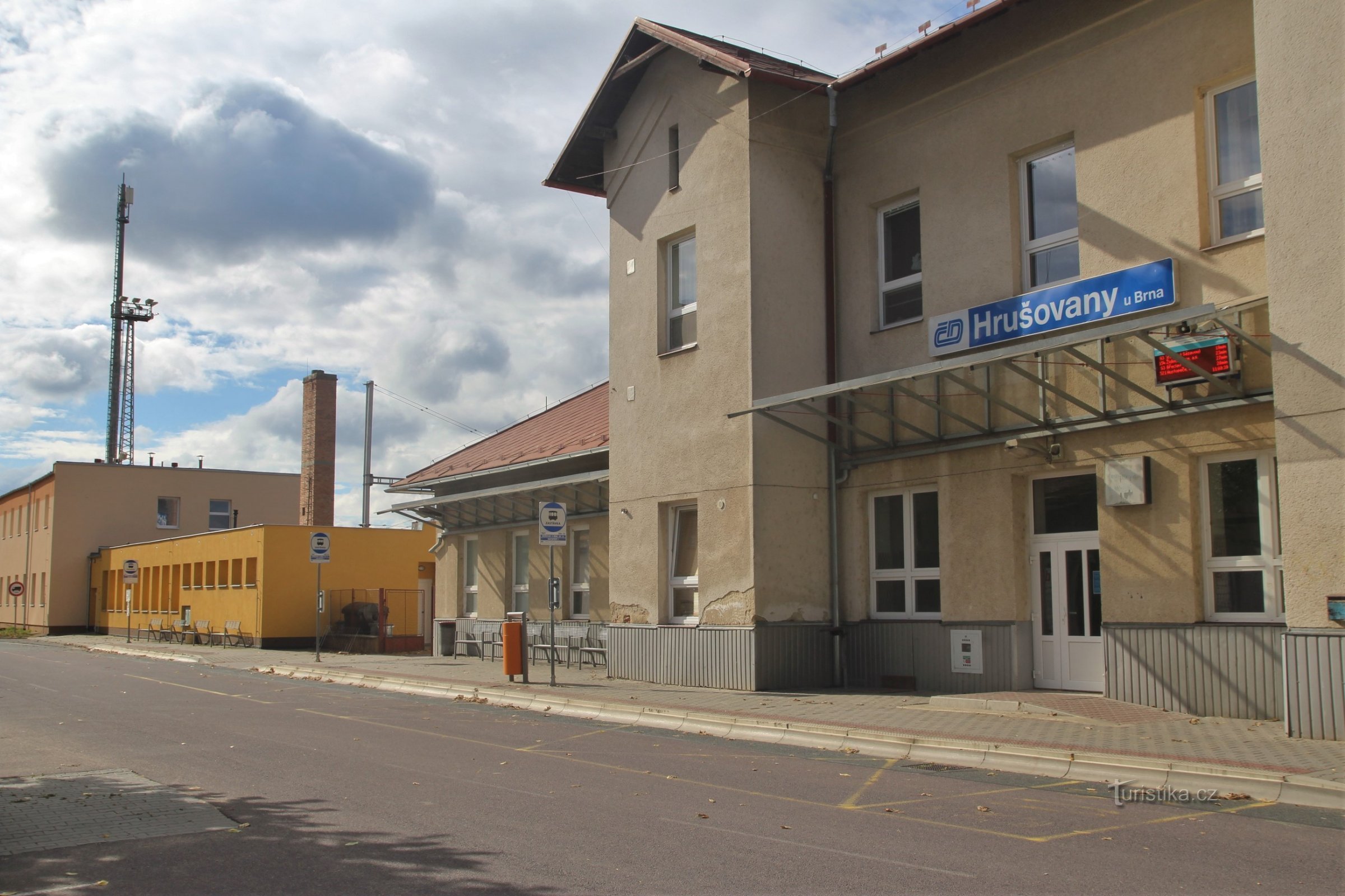 Ruten starter foran stationsbygningen i Hrušovany