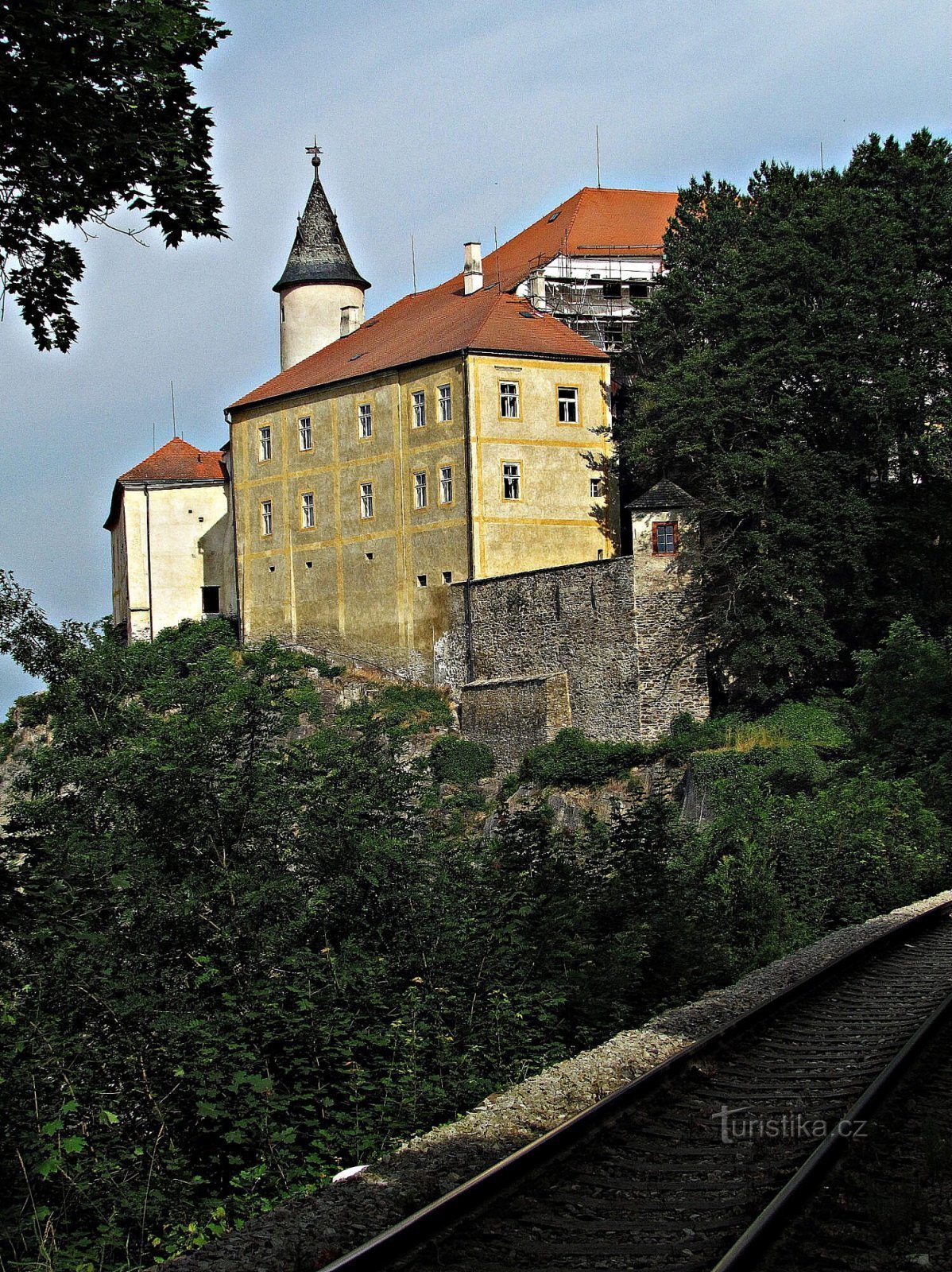 pistă cu tunel sub castel