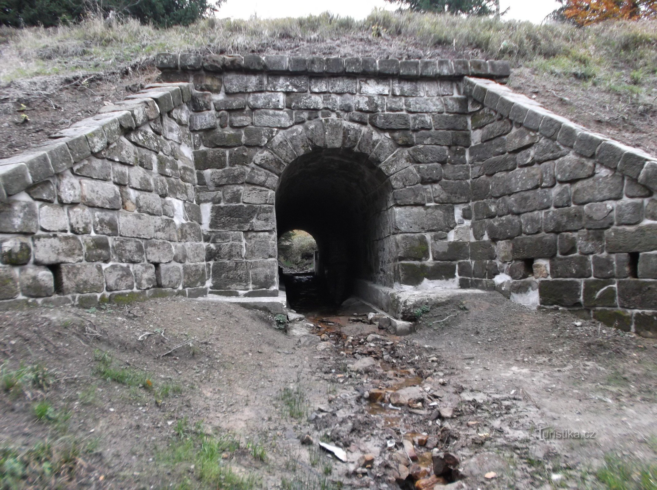 σιδηροδρομική γέφυρα πάνω από το ρέμα