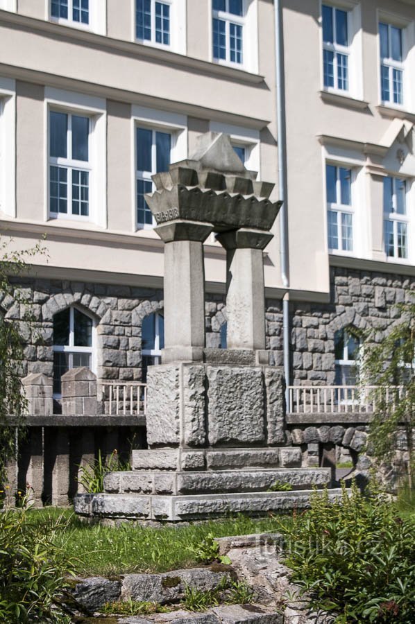 Třebařov - trường học và đài tưởng niệm những người đã ngã xuống