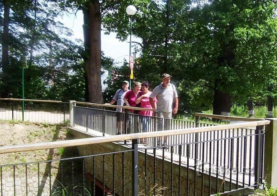 Třeboň - Zlatá stoka に架かる Schwarzenberg 墓へ向かう途中の橋 - 写真: Ulrych Mir.