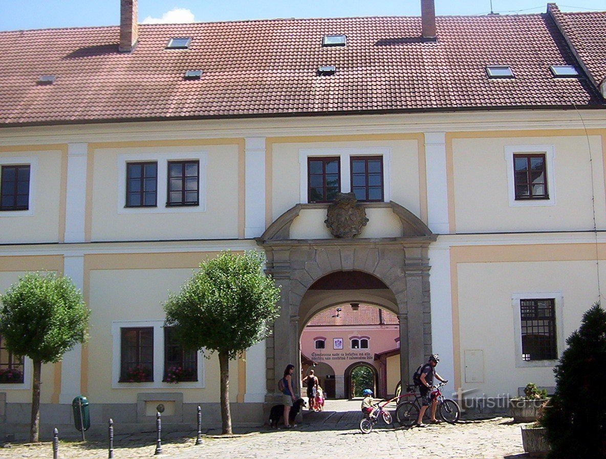 Třeboň - Birrificio Regent - Portale d'ingresso al cortile della fabbrica di birra da Trocnovské náměstí -