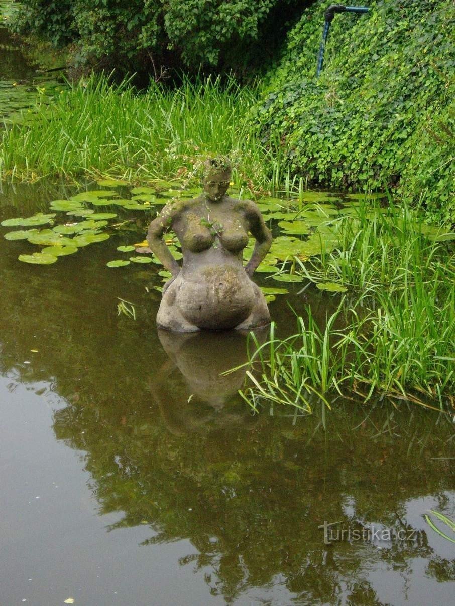 Třeboň - skulptura nosečnice v Zlatá stoka - Foto: Miroslava Svrchokrylová