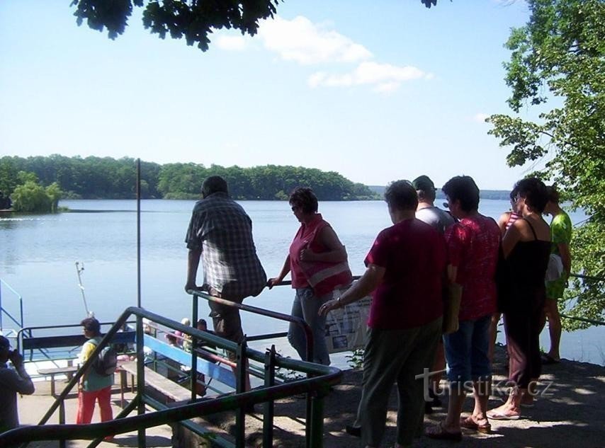 Třeboň - Anlegesteg am Teich Svět beim Denkmal für Jakub Krčín aus Jelčany - Foto: Ulrych Mir.