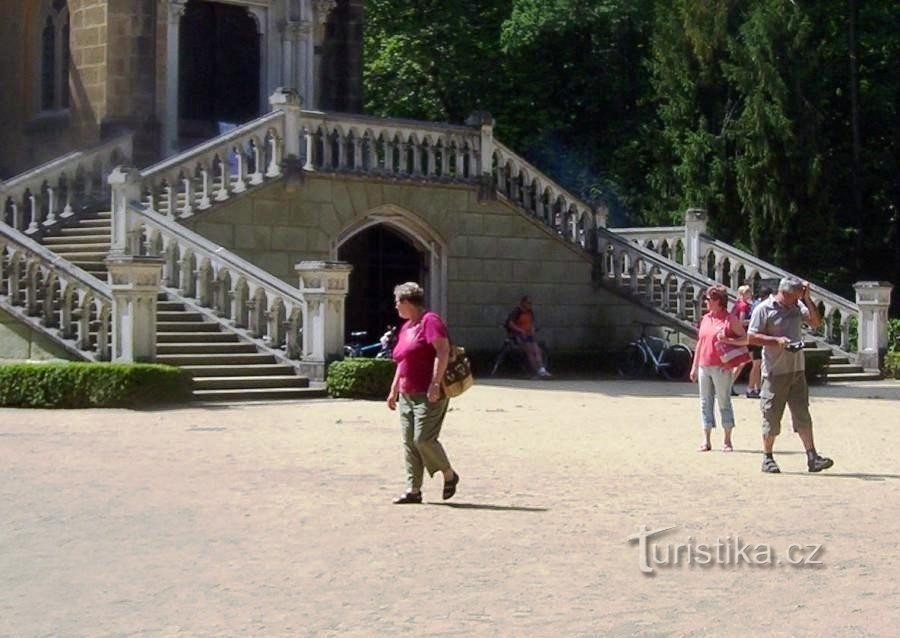 Tombe de Třeboň-Schwarzenberg à Domanín - escalier avec entrée à la chapelle et à la crypte