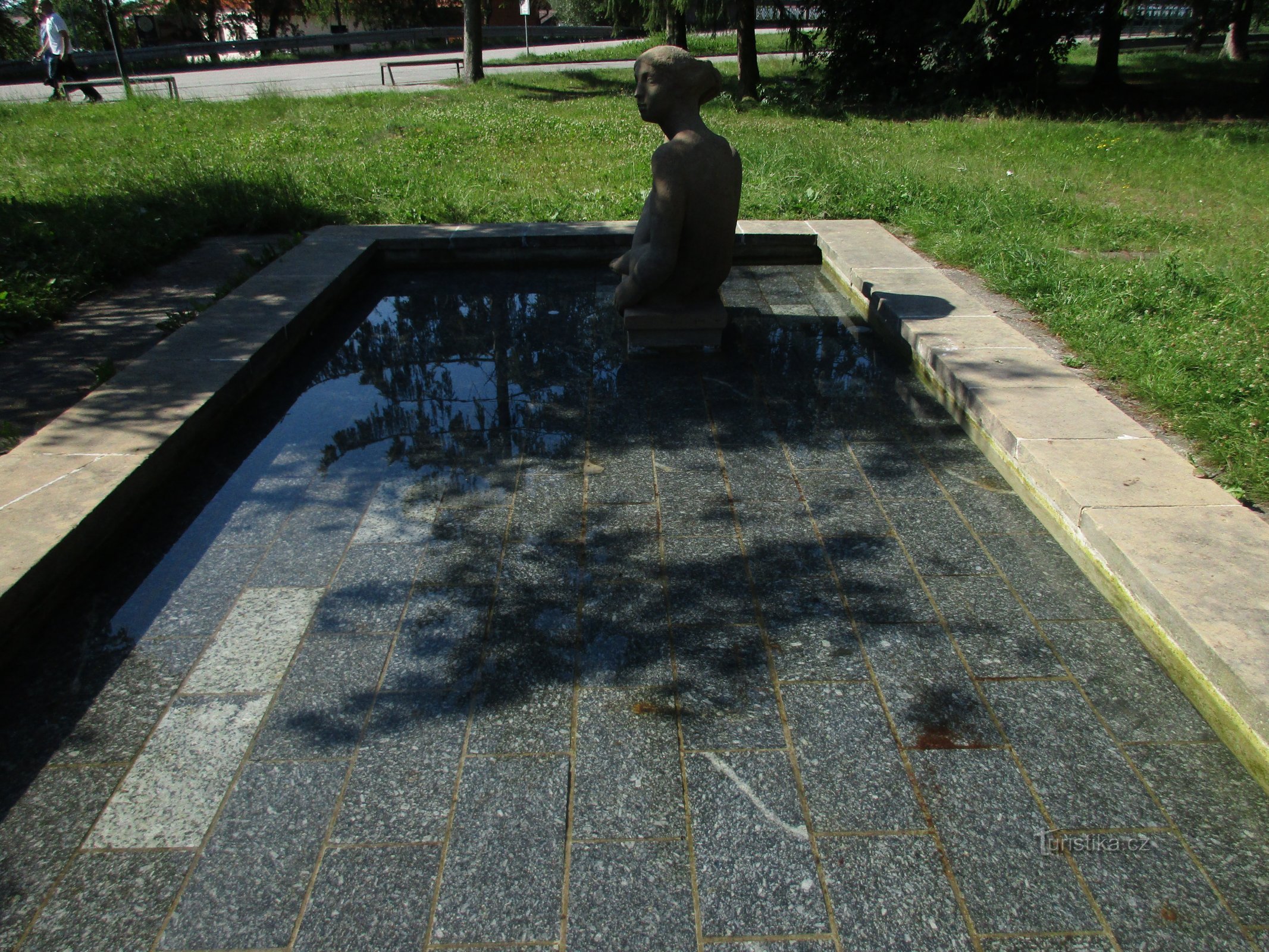 Třeboň : statue de Koupel devant l'arrêt Třeboň-lázně