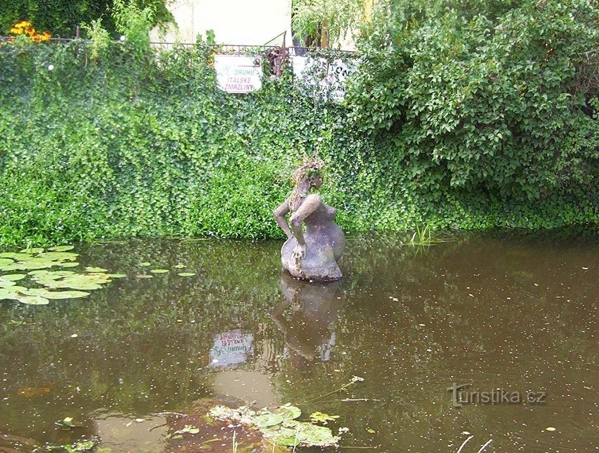 Třeboň-Zlatá stoka s sochou těhotné ženy-Foto:Ulrych Mir.