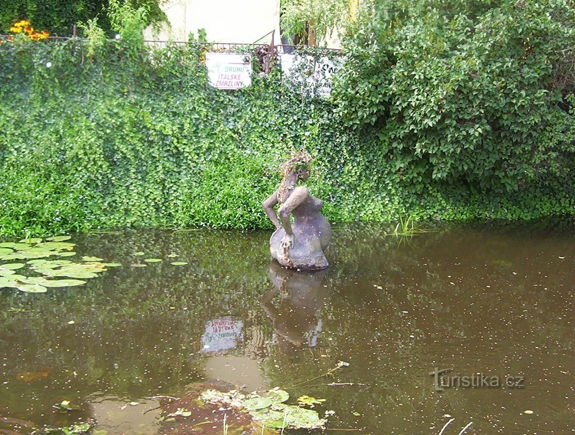 Třeboň-Gouden riool met een beeld van een zwangere vrouw-Foto: Ulrych Mir.