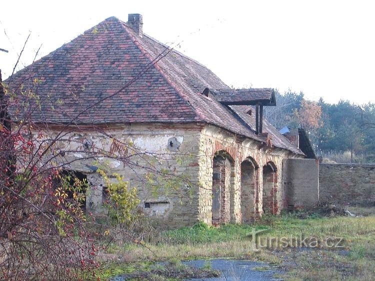 Třebovle - πριγκιπική αυλή: Κτίρια αγροκτημάτων από την πρώην πριγκιπική αυλή