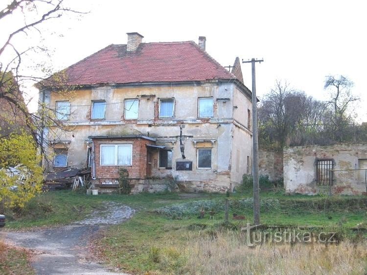 Třebovle - corte principesca: Una casa en exhibición en los restos de la corte principesca.