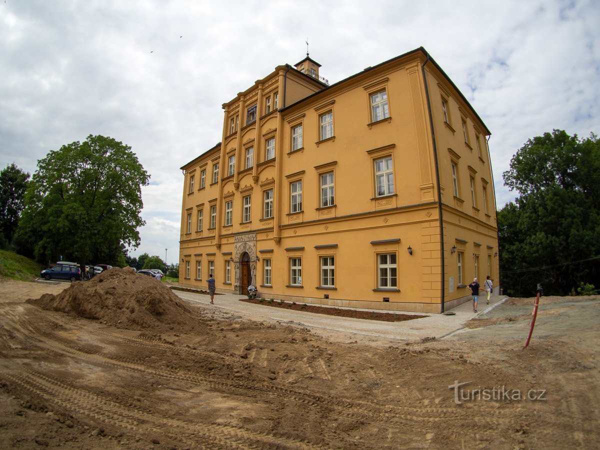 Třemešek – Замкове кафе (і кілька інтер’єрів)