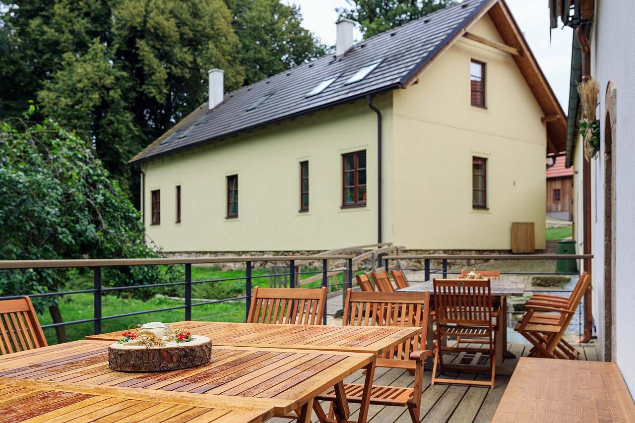 Mühle Třeštice - Terrasse und Blick auf Gebäude B