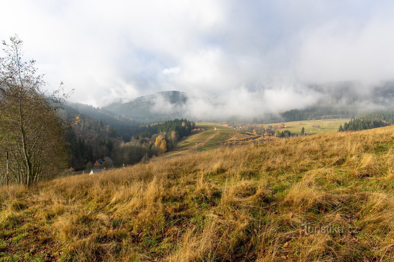 Rasgando nuvens sobre Stříbrnice