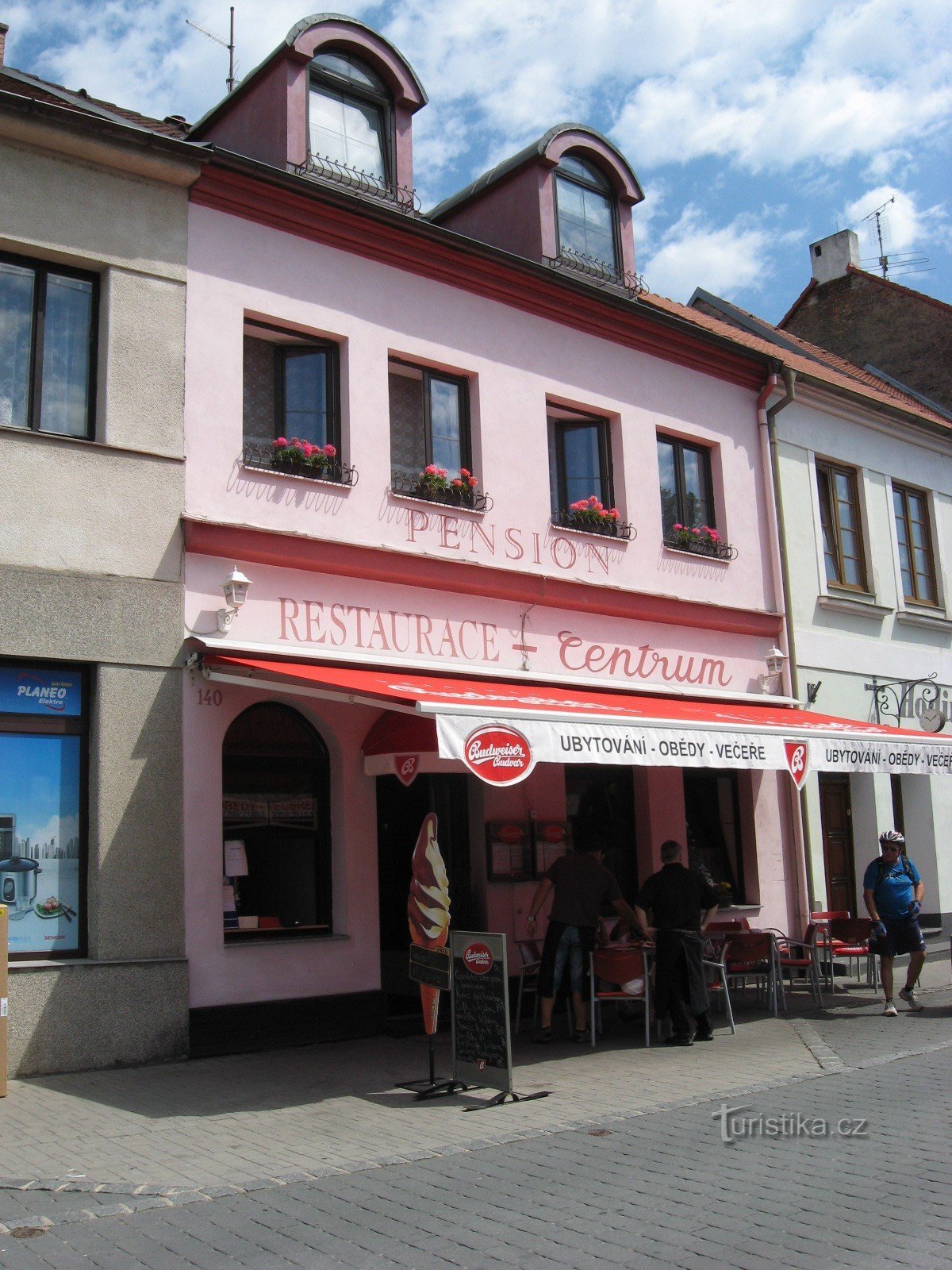 Trhové Sviny - restaurante na praça