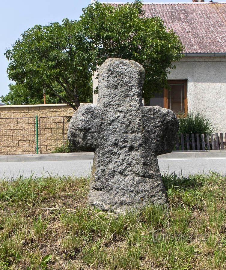 Três Tribunais perto de Litovla - cruz de reconciliação