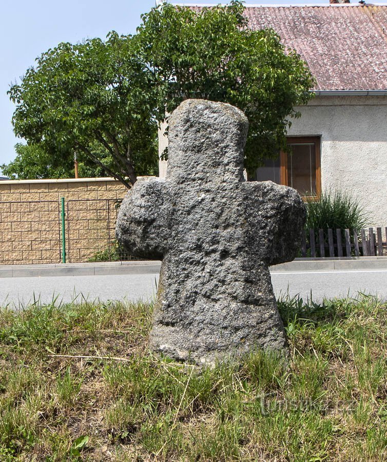 Tre tribunali vicino a Litovla - croce della riconciliazione