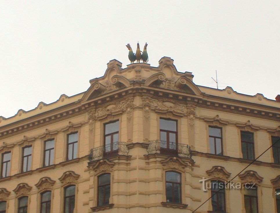 Drei Hähne auf dem Dach der Hausecke