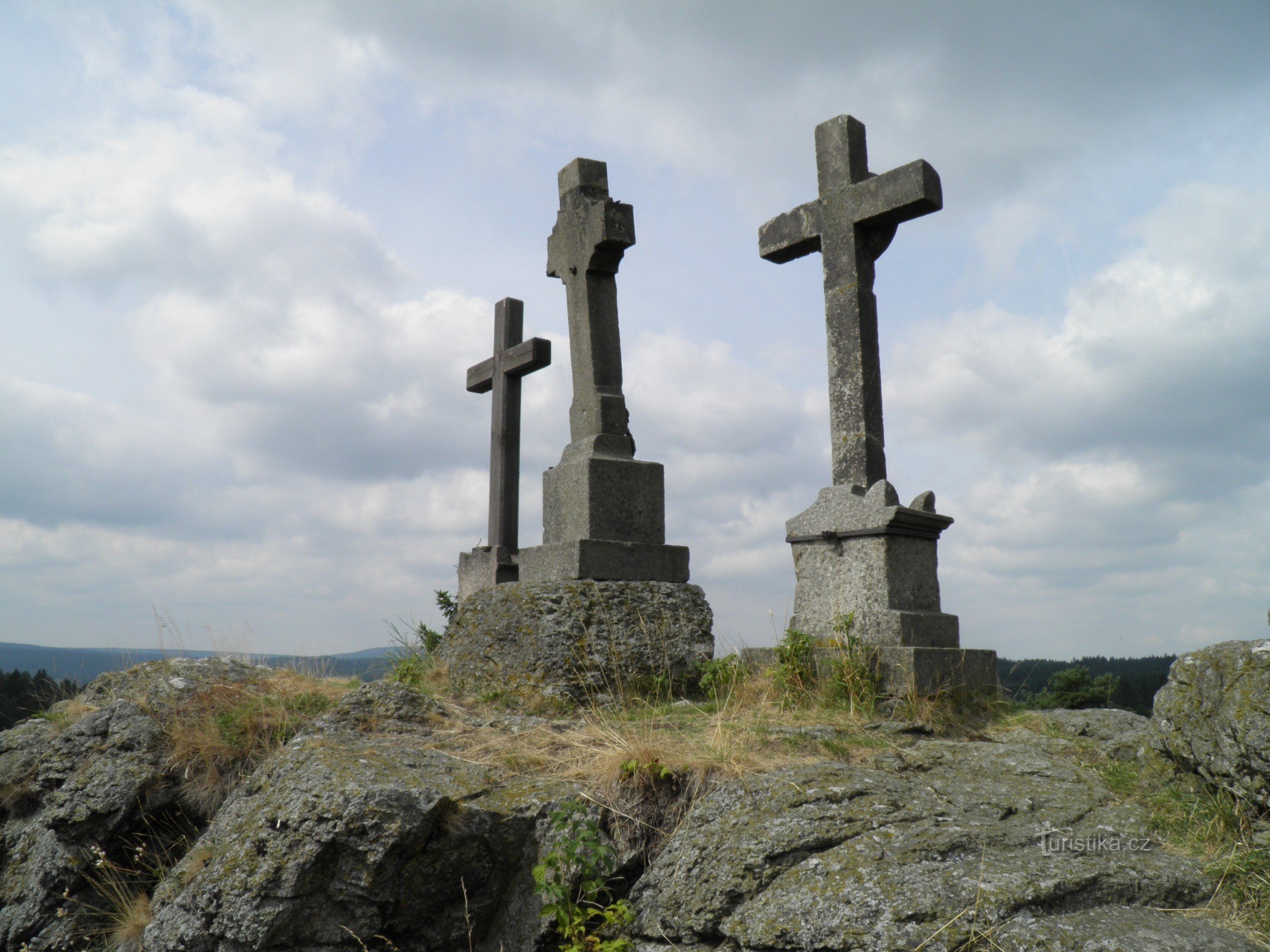 Drei Kreuze in der Nähe des Dorfes Prameny.