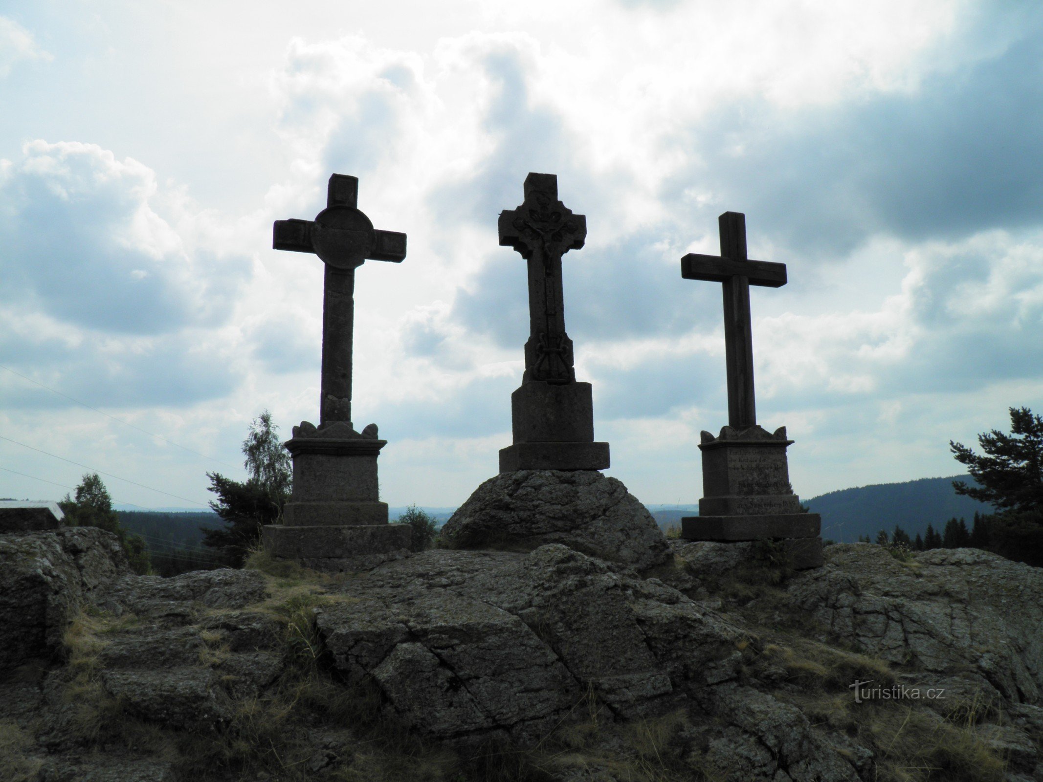 Tre croci nei pressi del villaggio di Prameny.