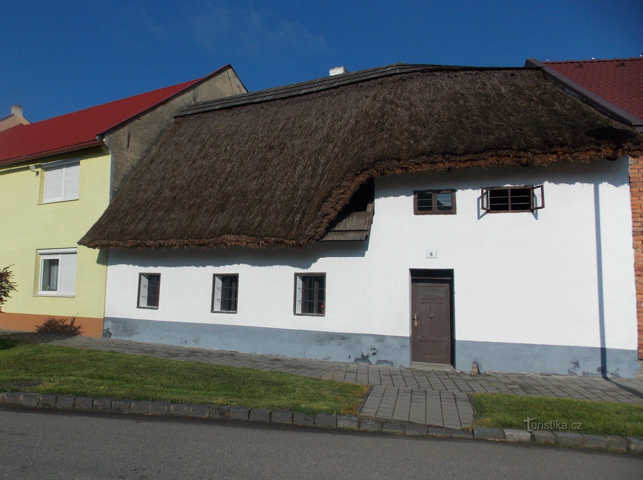 Trzy obiekty Skanzen w Rymicach, stojące we wsi