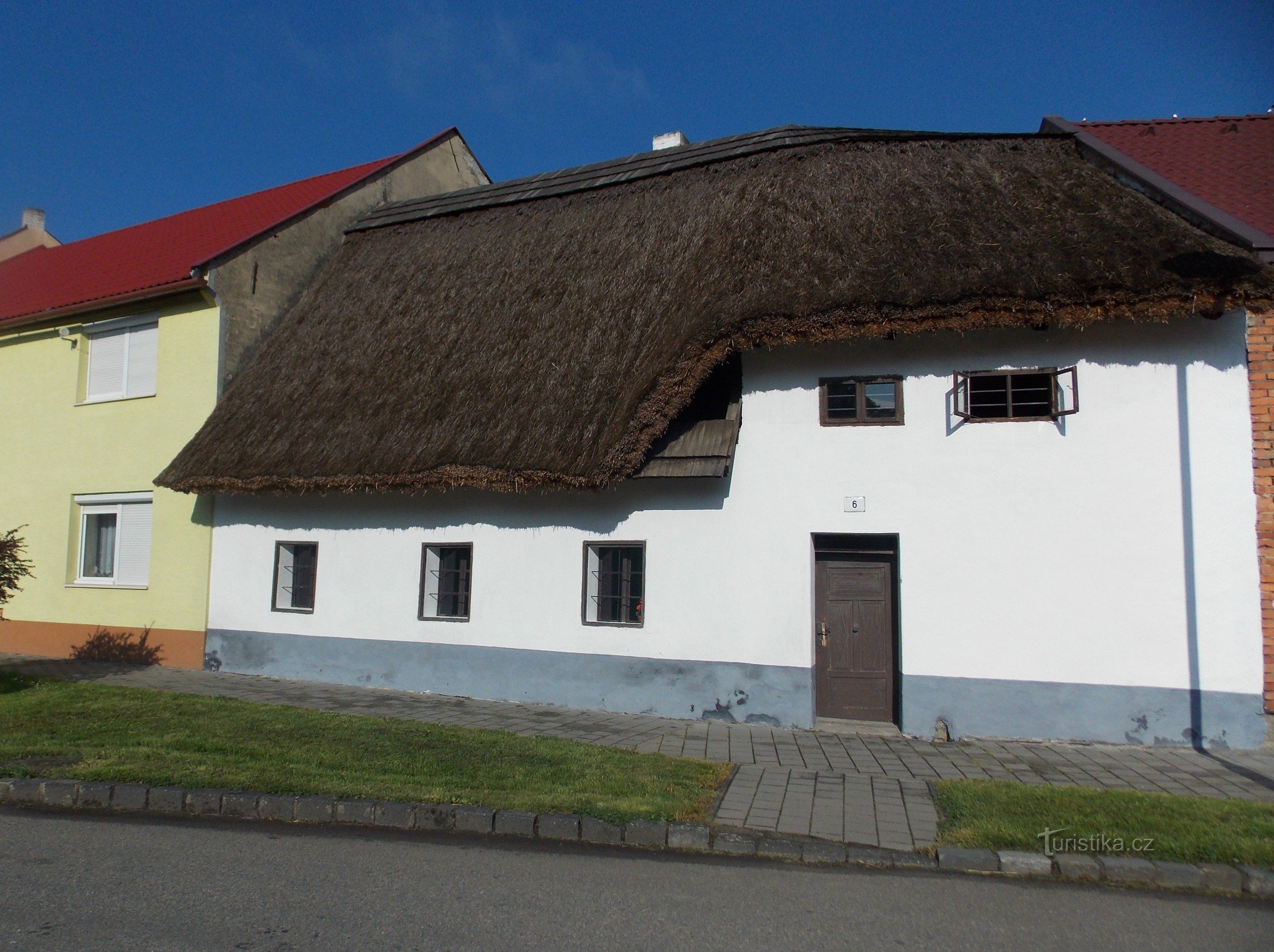 Tre genstande af Skanzen i Rymice, stående i landsbyen