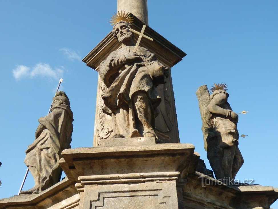 Tři ze čtyř patronů Mariánského sloupu, zleva svatý Rochus z Montpellieru, svatý