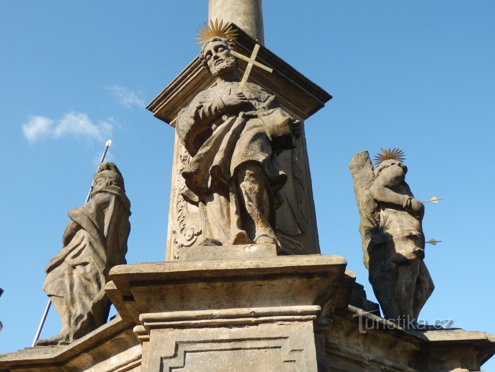 Tres de los cuatro patronos de la Columna Mariana, de izquierda a derecha San Rochus de Montpellier, San