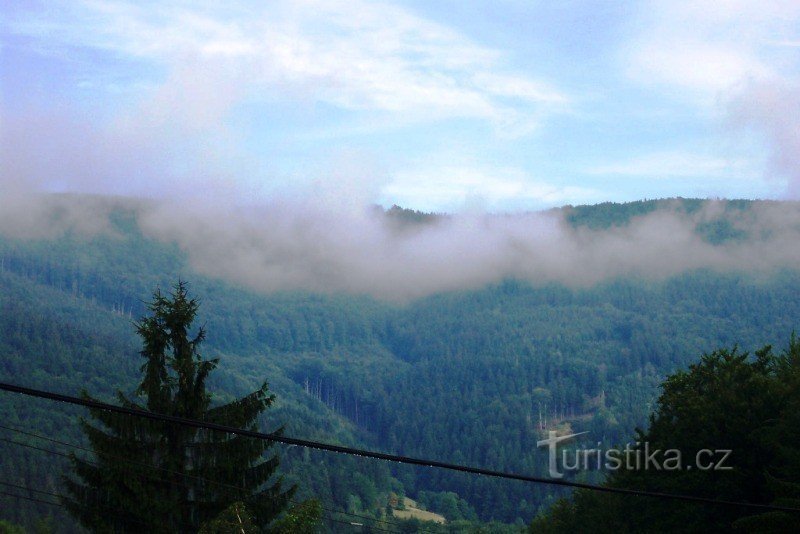 Třinec - Tyra, pogled na Javorový v oblakih