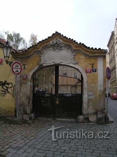 A casa de Trnk, entrada barroca para o pátio