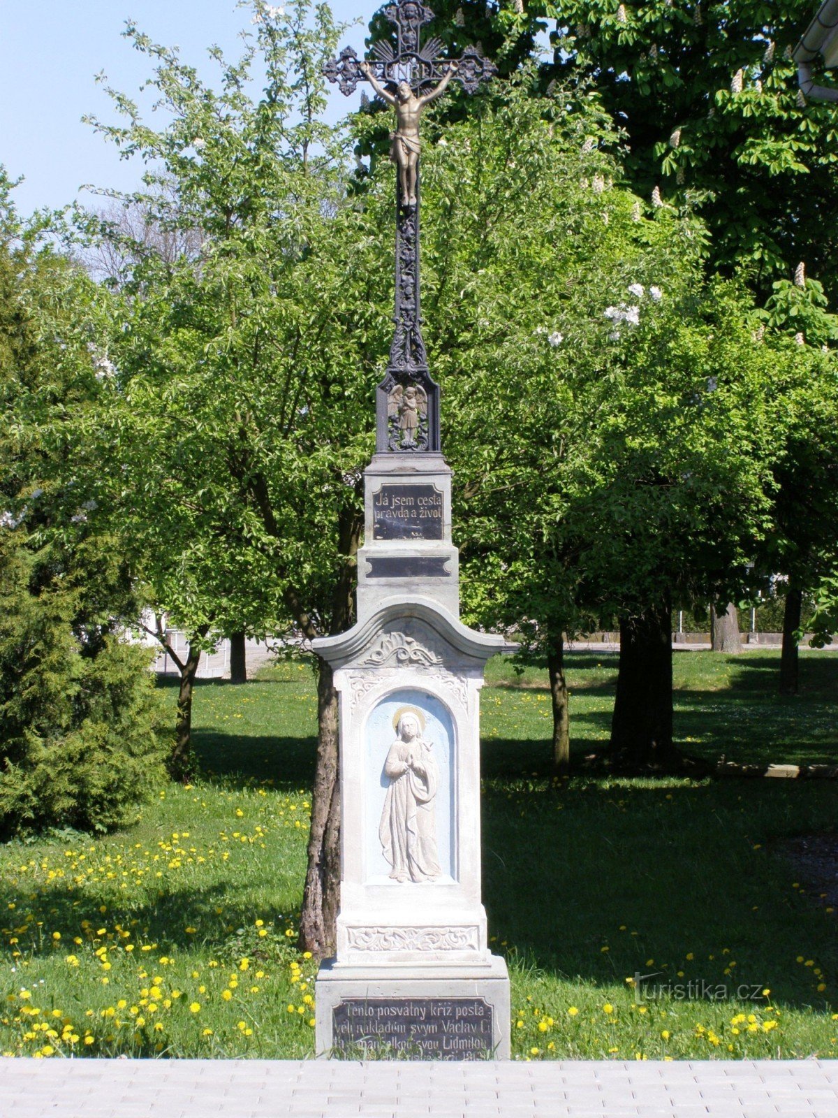 Trnov - 圣教堂Jana， - 带有圣母玛利亚雕塑的十字架