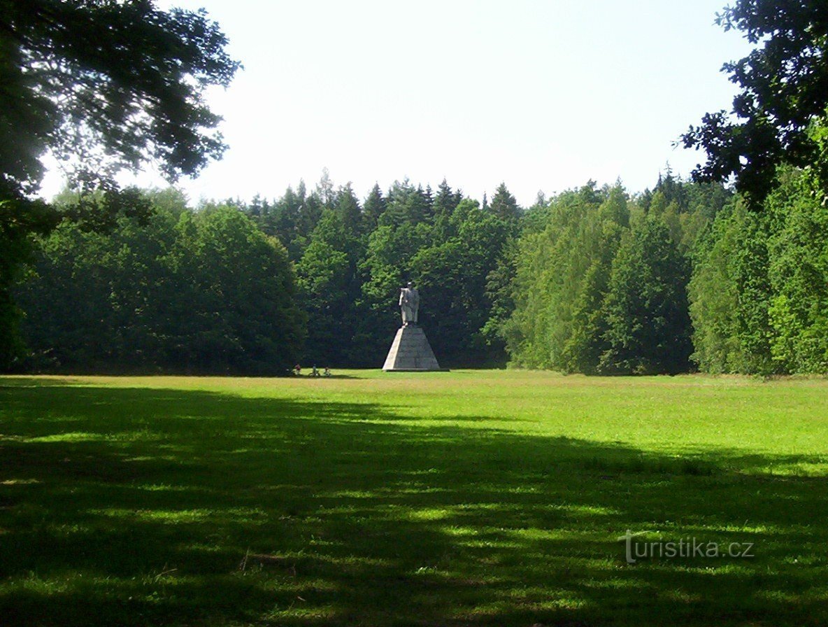 Trocnov-Žižk の記念碑-写真: Ulrych Mir。