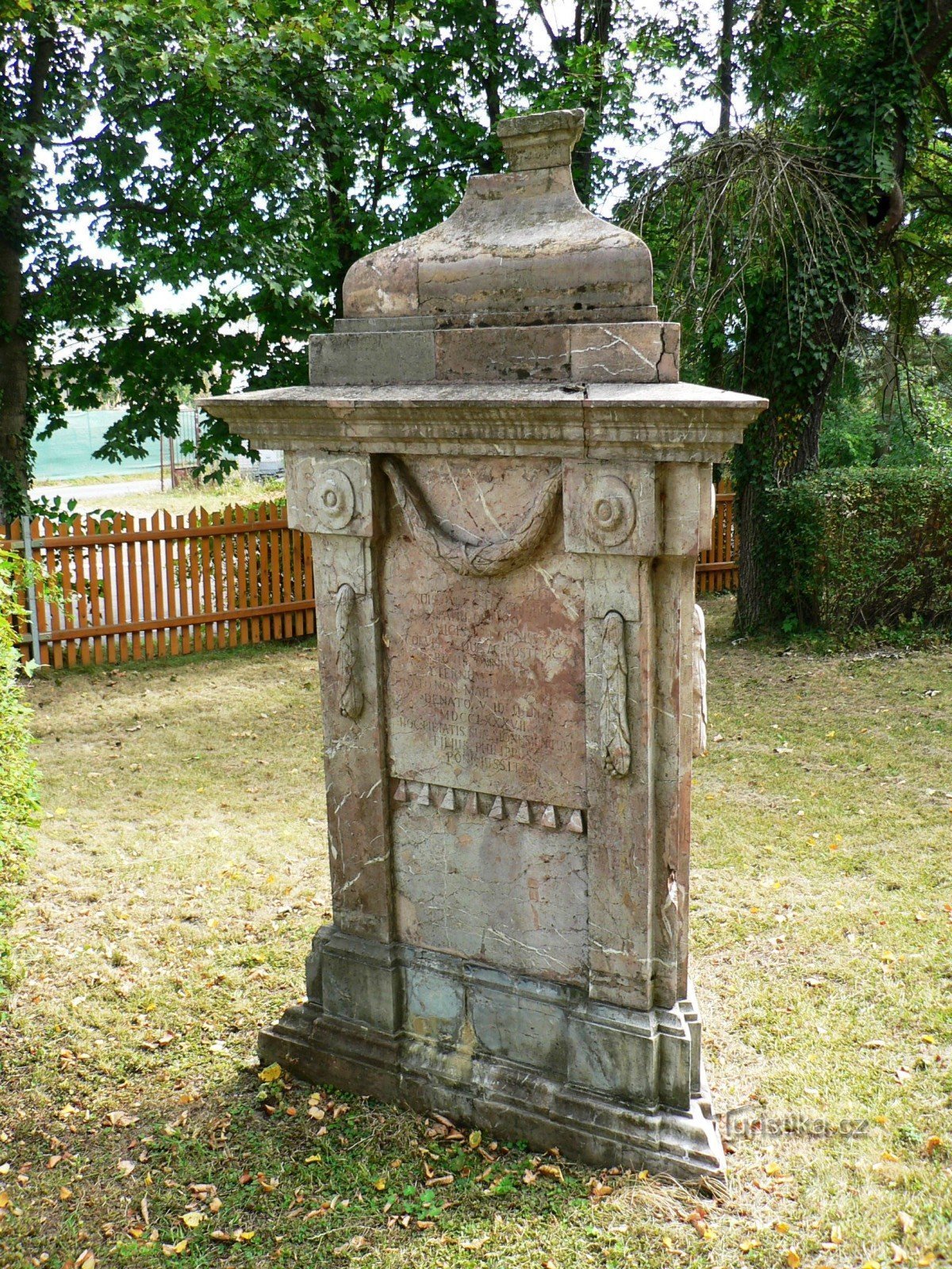 tresidet lyserødt marmormonument