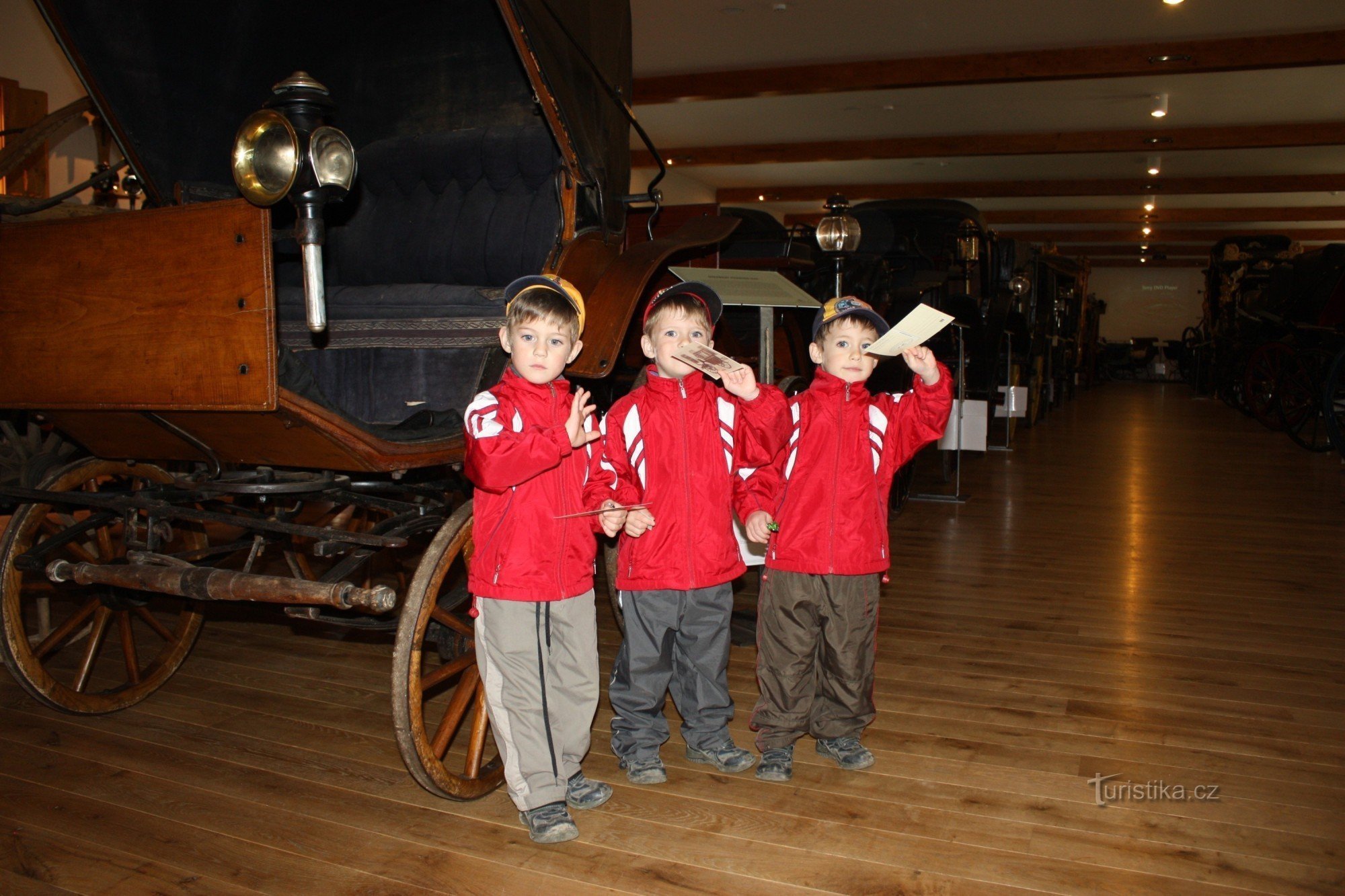 三胞胎、男孩 Pája、Ráďa 和 Míša 在马车博物馆