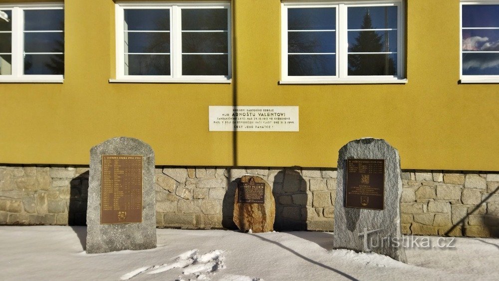 monument triple au bâtiment OU