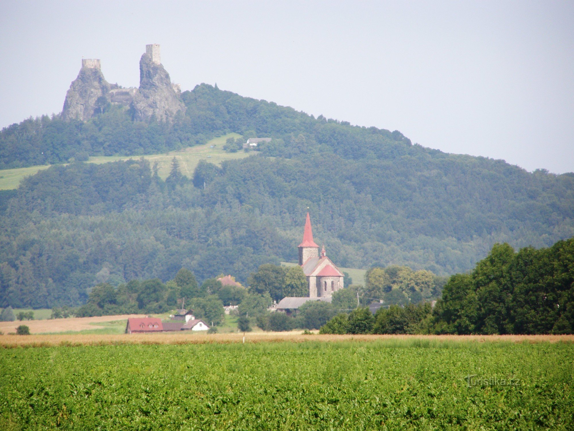 Ruïnes en kerk in Újezd ​​​​pod Troskami