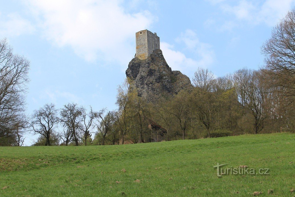 Ruševine, Deviški stolp z vzhoda