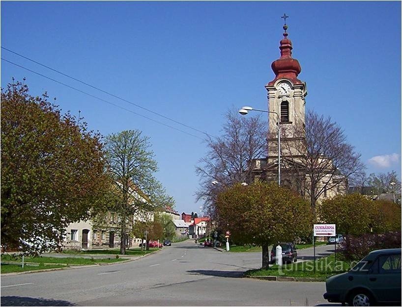 Tršice - la plaza con la Iglesia de la Natividad de P. María - Fotografía: Ulrych Mir.