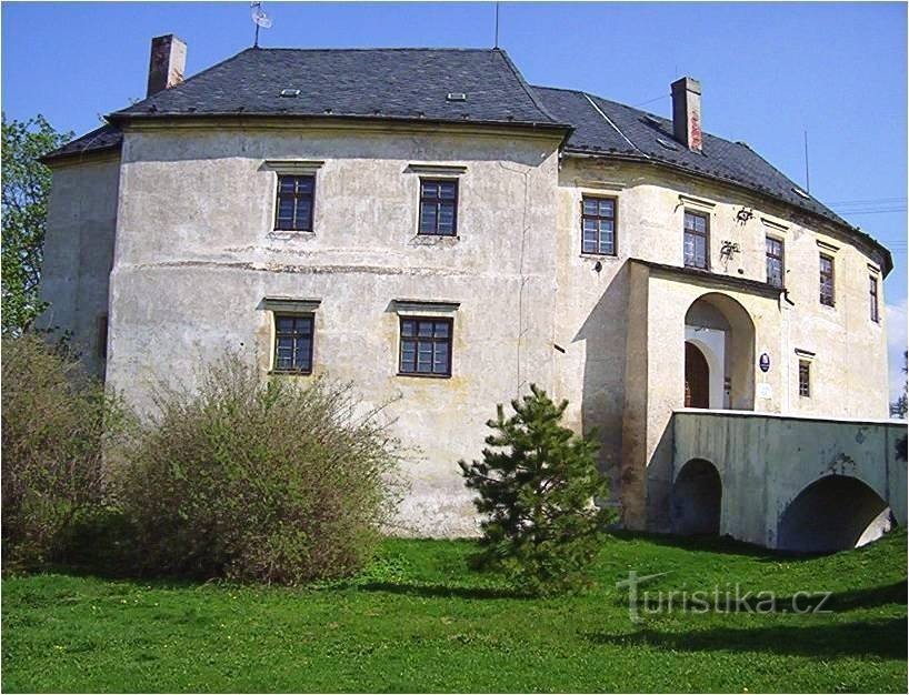 Tršice-kasteel-gracht met brug-Foto: Ulrych Mir.